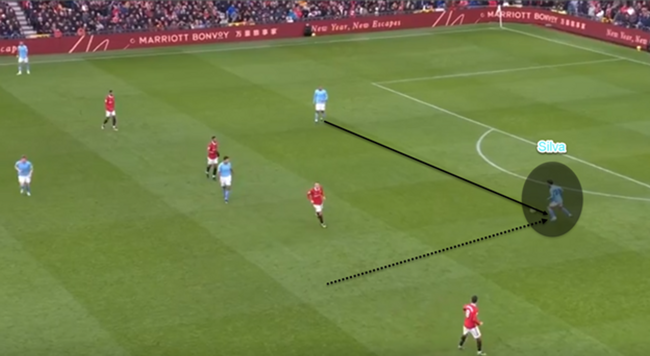 Silva chủ động lui về hỗ trợ làm điểm nhận bóng