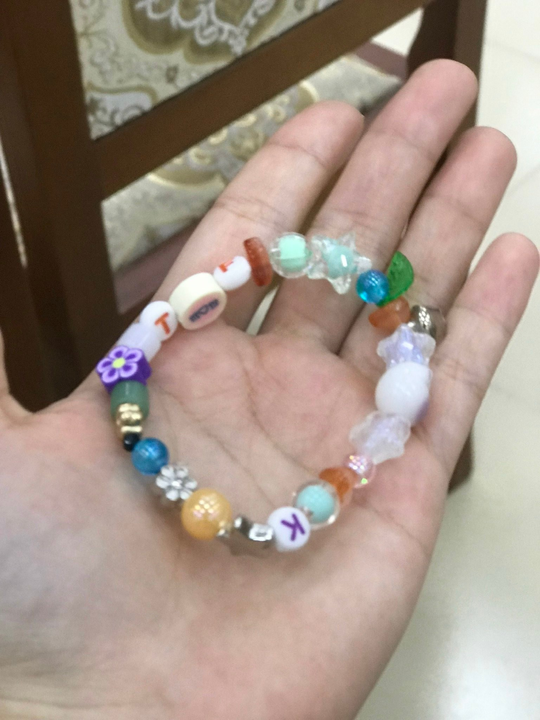 Chiếc vòng tay dễ thương của em khóa dưới. Xin để chụp thôi chứ mình không có làm. Vì mải mê nói chuyện tiếng Anh liên tục với các bạn học sinh Việt Nam. Mình cũng thấy mấy bạn tây không có chỗ để ngồi đan vòng tay do học sinh Việt ngồi đông. Khi đấy mình đã chủ động xin các bạn Việt Nam nhường chỗ để mấy bạn Tây, bảo bạn Tây vào ngồi làm. KK