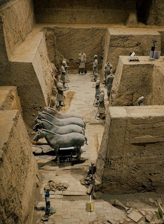 Hãy đi thăm thú đó đây, gặp gỡ các chứng nhân lịch sử, tìm đến các làng nghề và bảo tàng.