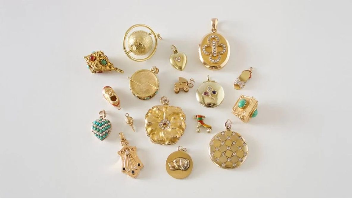 Một số mẫu mặt dây chuyền vàng có bán tại Croghan's Jewel Box. (Croghan's Jewel Box)