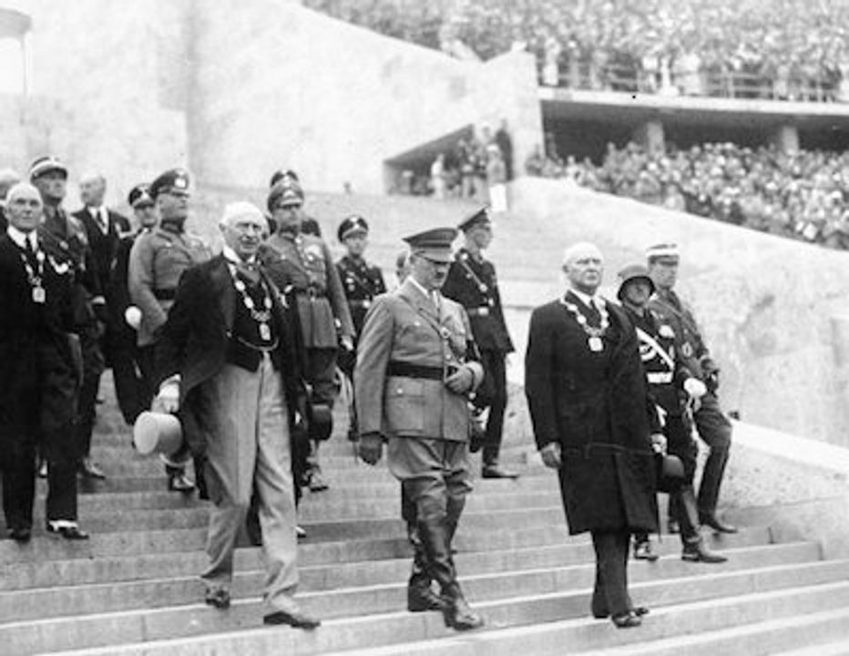 Adolf Hitler trong buổi lễ khai mạc Olympics Berlin 1936. Ảnh:<i> The History Palace</i>