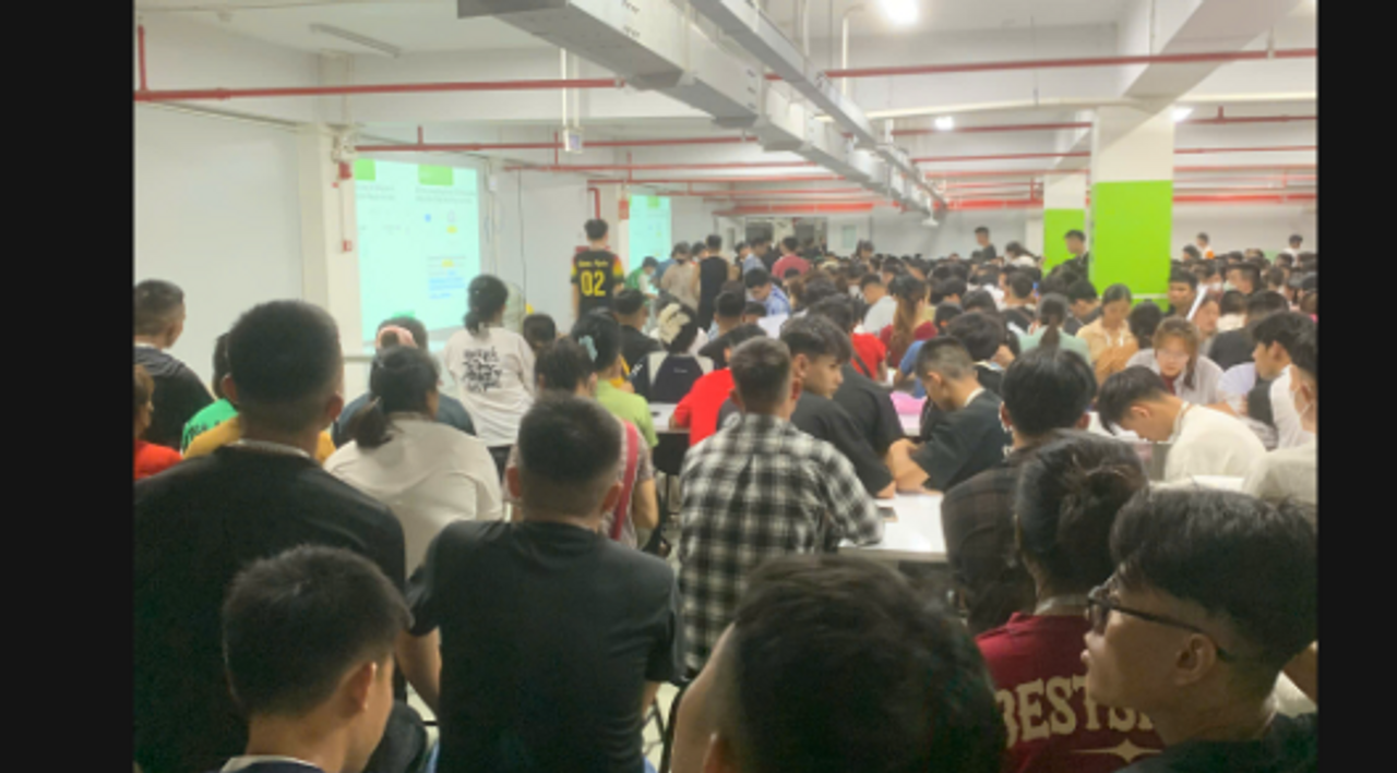 Khung cảnh ngày hôm đó.