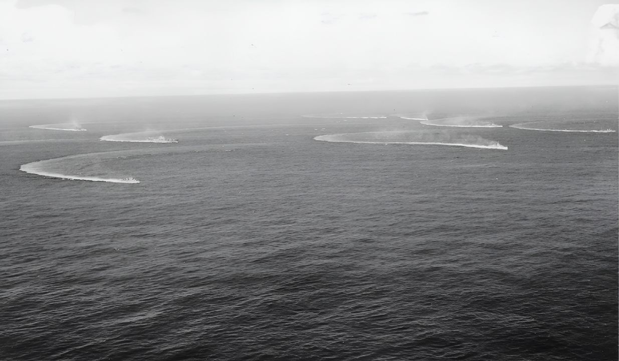 Góc nhìn này, được chụp bởi một trong những máy bay trở về của Hornet, cho thấy TF 17 đang cơ động khi chuẩn bị cho một cuộc không kích của Nhật. Hornet có thể nhìn thấy ở bên trái với các tàu hộ tống ở gần. (NHHC)