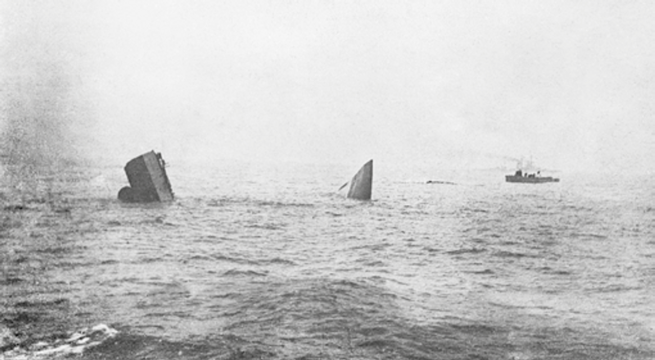 Một trong những cảnh tượng đáng chú ý nhất của trận chiến là phần mũi và phần đuôi của thiết giáp tuần dương hạm Invincible dựng đứng, vẫn còn nhìn thấy rõ sau khi con tàu phát nổ lúc 18 giờ 33 phút. Hai phần này tiếp tục nổi trên mặt nước trong suốt trận chiến và cuối cùng chìm xuống trong đêm.