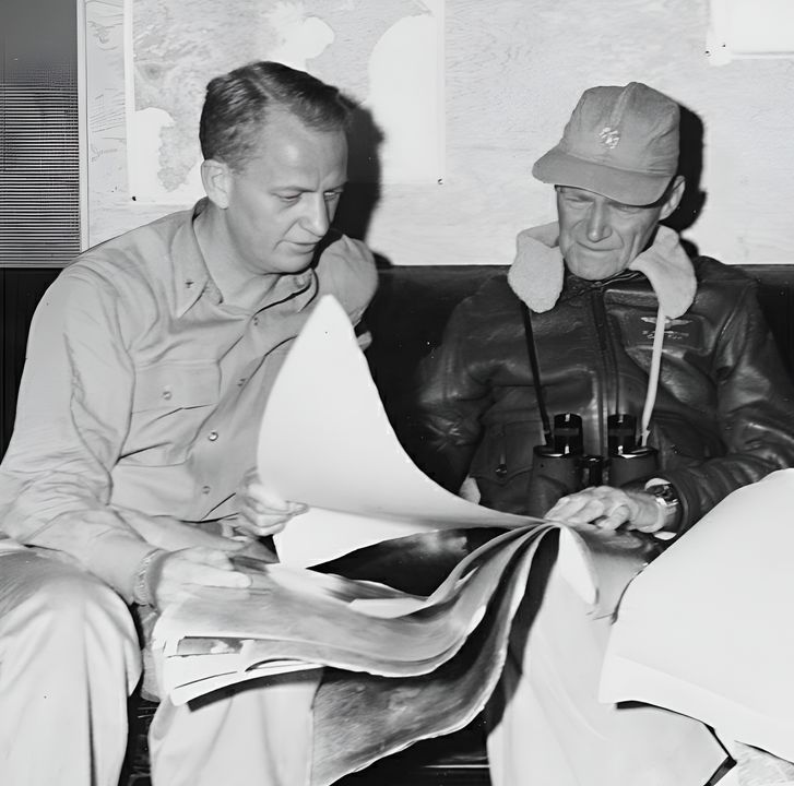 Phó Đô đốc Marc A. Mitscher, chỉ huy TF 58 tại trận Biển Philippine, được chụp trong ảnh này (tháng 2 năm 1945) cùng Tham mưu trưởng Arleigh A. Burke trên tàu Bunker Hill. Hai người tạo nên một cặp chỉ huy ăn ý. (NHHC)