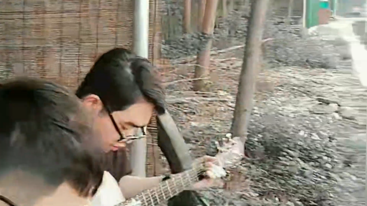 Đàn ca sau giờ ăn.