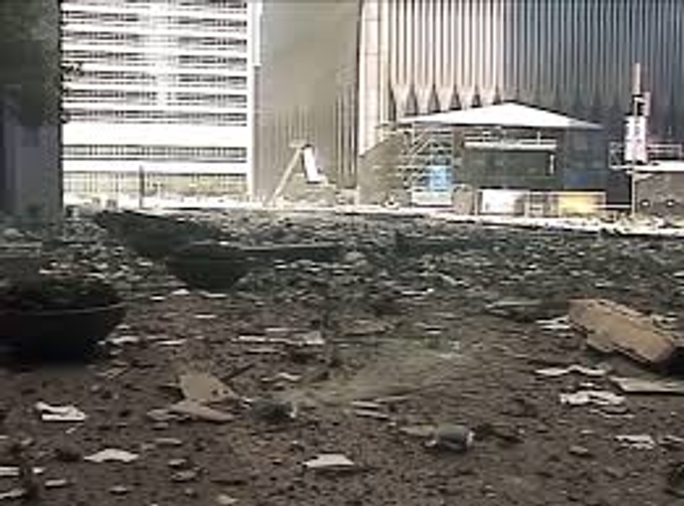 Quảng trường Austin J.Tobin, khoảng 9h25-9h45. Từ đoạn video do<i> Jack Talierco</i> ghi lại, sau đó được sử dụng cho các báo cáo của NIST.