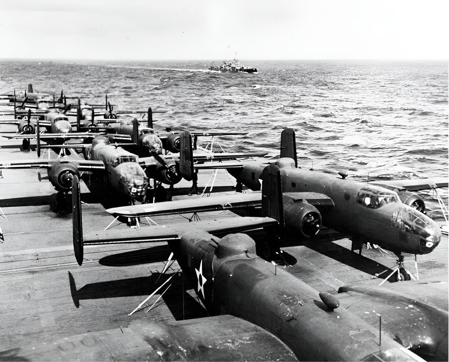 Chiến dịch tàu sân bay ngoạn mục nhất của Mỹ trong giai đoạn đầu chiến tranh là cuộc tập kích tháng 4 năm 1942 vào quần đảo Nhật Bản, do các máy bay ném bom hạng trung B-25 (trong ảnh) thực hiện từ tàu Hornet. Cuộc tập kích này tuy đã nâng cao tinh thần của người Mỹ, nhưng cũng khiến Đô đốc Nimitz không thể đạt được ưu thế áp đảo trước cuộc xâm lược Port Moresby của Nhật Bản về sau. (NHHC)