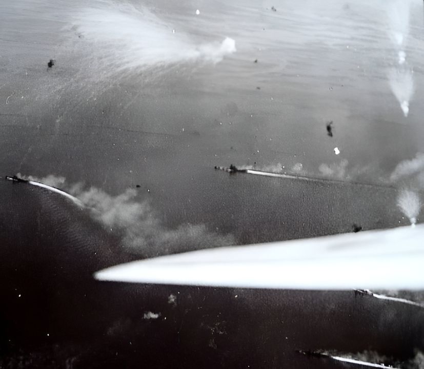 Ảnh chụp từ máy bay Mỹ về đạn phòng không Type 3 Sanshiki từ Yamato phát nổ trên bầu trời. Có thể thấy rõ các ống kim loại từ loại đạn này bốc cháy và văng ra như loạt pháo hoa. Ở giữa bức ảnh là Yamato và xung quanh con tàu là các tàu hộ tống.