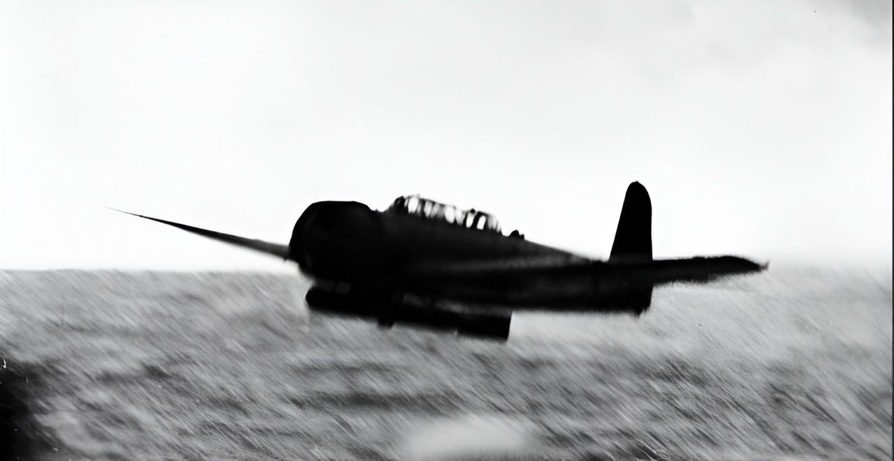 Ngay cả trước khi chiến dịch kamikaze bắt đầu, đã có nhiều trường hợp phi công Nhật đâm máy bay của họ vào tàu Mỹ một cách ngẫu hứng. Chiếc máy bay cường kích ném bom tàu sân bay B6N2 Type 97 trong hình, chụp năm 1943 khi vẫn mang ngư lôi, vừa sượt qua một tàu sân bay Mỹ. Đến cuối năm 1944, người Nhật đã chuyển từ những vụ tấn công cảm tử đơn lẻ sang một chính sách tấn công cảm tử có tổ chức, quy mô lớn. (via Jim Lansdale)