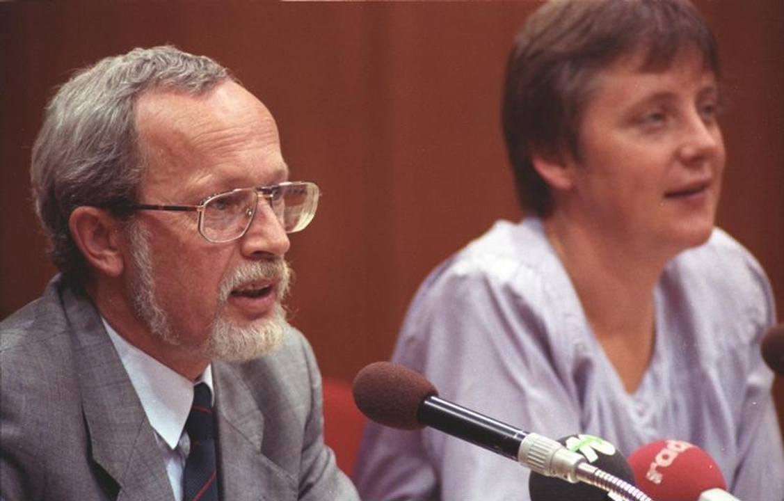 Hình ảnh thủ tướng <a href="https://vi.wikipedia.org/w/index.php?title=Lothar_de_Maizi%C3%A8re&amp;action=edit&amp;redlink=1">Lothar de Maizière</a>&nbsp;và bà Merkel vào năm 1990

