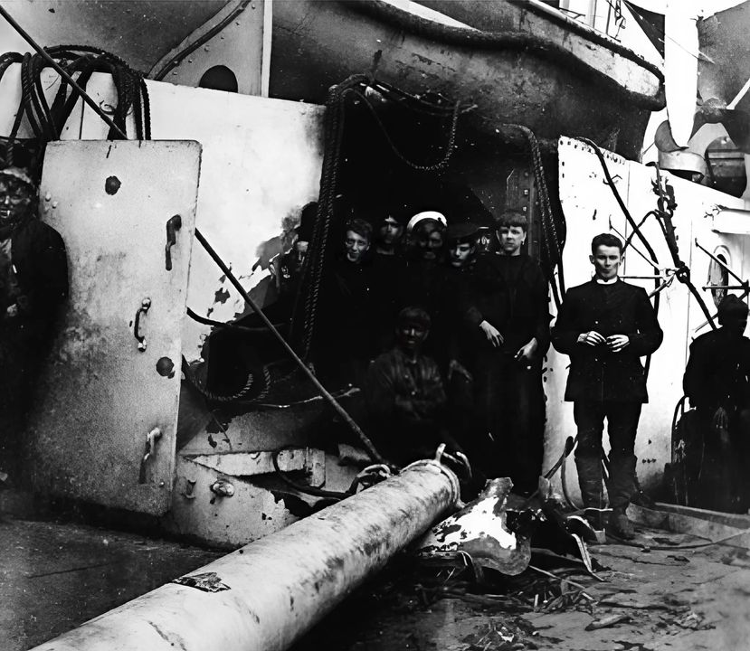 Thiệt hại trên thiết giáp tuần dương hạm HMS Tiger, được chụp lại sau trận Jutland, khi con tàu cập cảng Rosyth để sửa chữa. Trong trận chiến, Tiger trúng 14 phát đạn, khiến 24 thủy thủ thiệt mạng. Phòng vô tuyến trên boong che (shelter deck) bị phá hủy hoàn toàn, nhưng ngoài ra con tàu không chịu thêm tổn thất lớn nào khác.