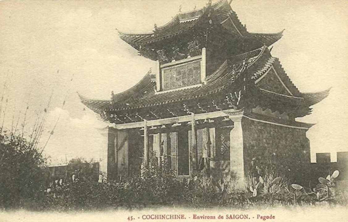 Kiến trúc được cho là một công trình thuộc đền Hiển Trung do người Pháp chụp