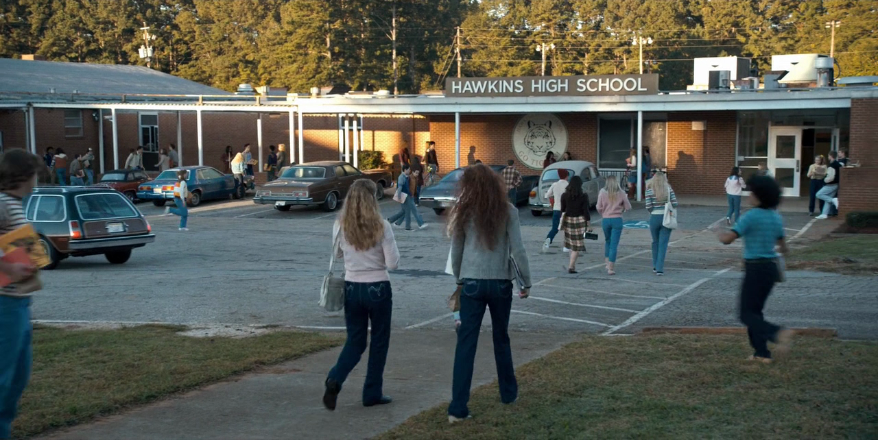 <i>Khung cảnh trường học tại Hawkins.</i>