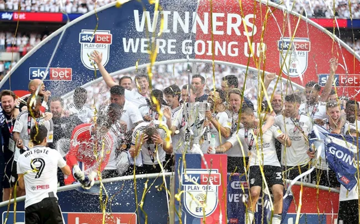 Hình ảnh các cầu thủ Fullham ăn mừng chiến thắng trong trận play-off trước Aston Villa mùa 2017/2018