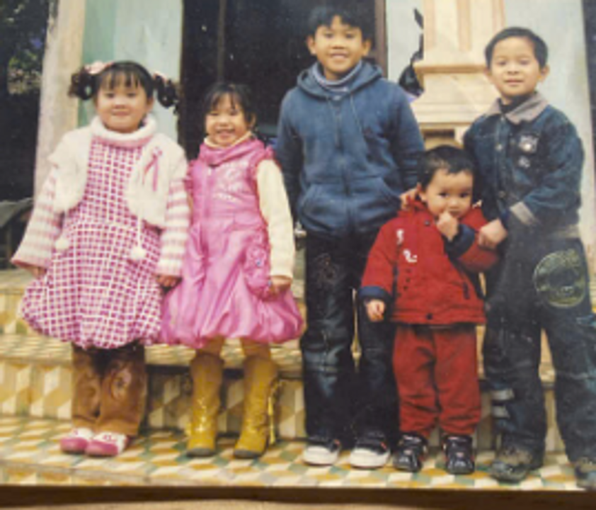 Bức ảnh được chụp vào khoảng tết 2008. Từ trái sang phải: Chị Diệu (Linh), Em Ỉn (Lan), Anh Đại (Tuấn H), Áo đỏ là tôi, cuối cùng là Anh Long.