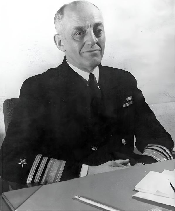 Phó đô đốc Robert Ghormley được trao quyền chỉ huy Khu vực Đại dương Nam Thái Bình Dương, qua đó trở thành chỉ huy chiến dịch tấn công của Mỹ vào quần đảo Solomon. Ông chưa bao giờ tin tưởng vào chiến dịch này và trở nên bi quan về khả năng thành công của nó. Nimitz đã thực hiện một bước đi phi thường khi cách chức ông vào tháng 10, ngay trước một cuộc tấn công lớn của Nhật Bản. (NHHC)