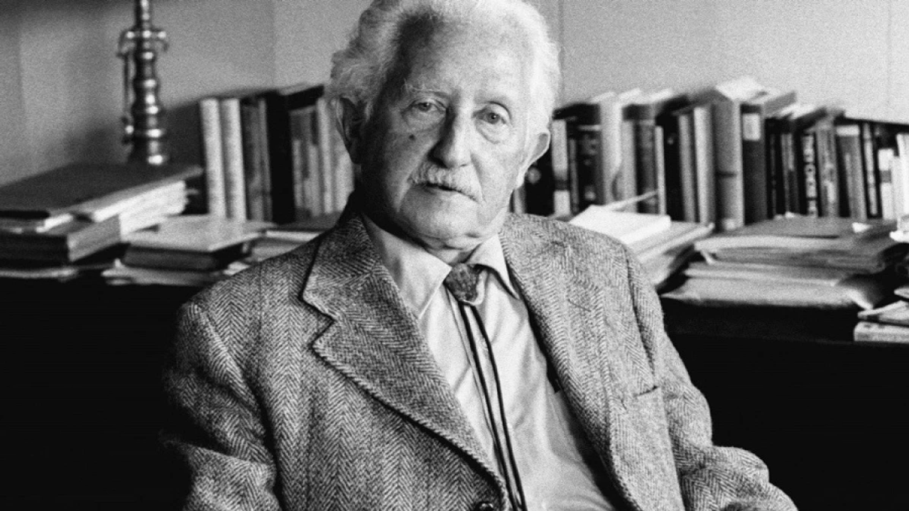 Erik Erikson (1902-1994), tác giả của mô hình “8 giai đoạn tâm lý trong một đời người” rất đáng để tham khảo 