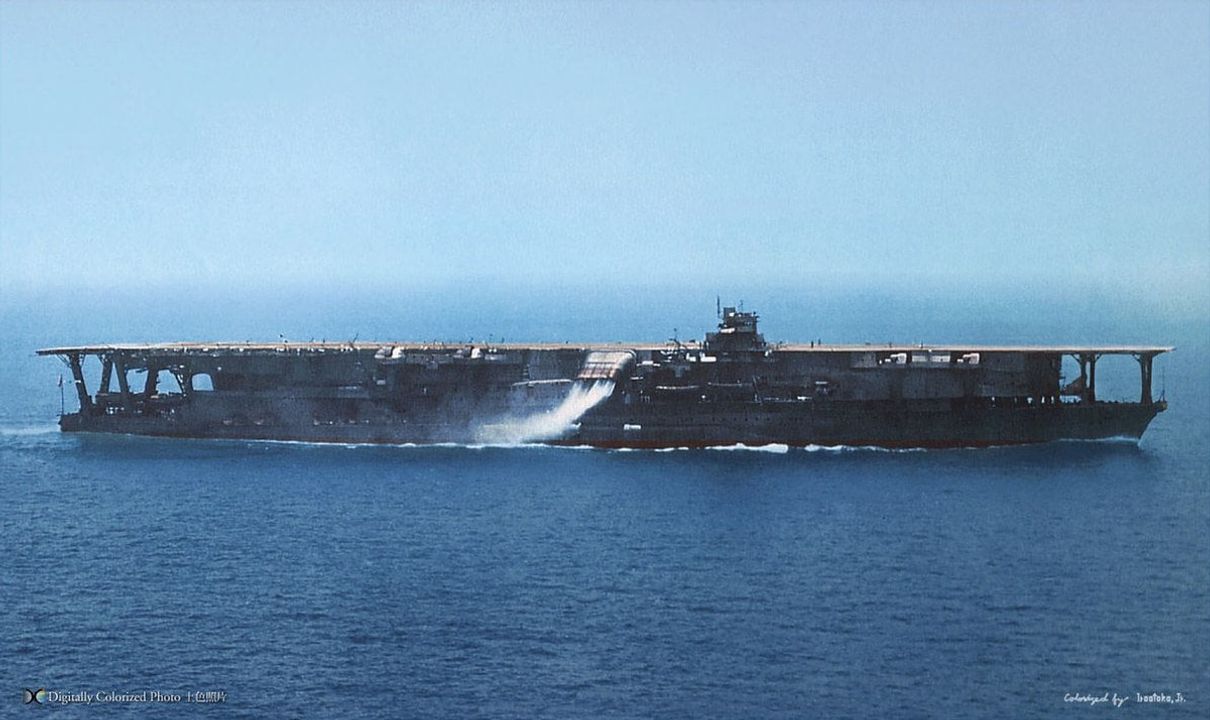 Kaga, được chụp năm 1936 sau khi đợt đại tu lớn. Chú ý khói xả ở phía sau đảo, được bố trí chếch xuống mặt nước để tránh che khói lên sàn bay. Kaga là tàu sân bay lớn nhất của Hải quân Nhật trước chiến tranh, được cải hoán từ một thiết giáp hạm.  (Ảnh được tô màu bởi irootoko jr)