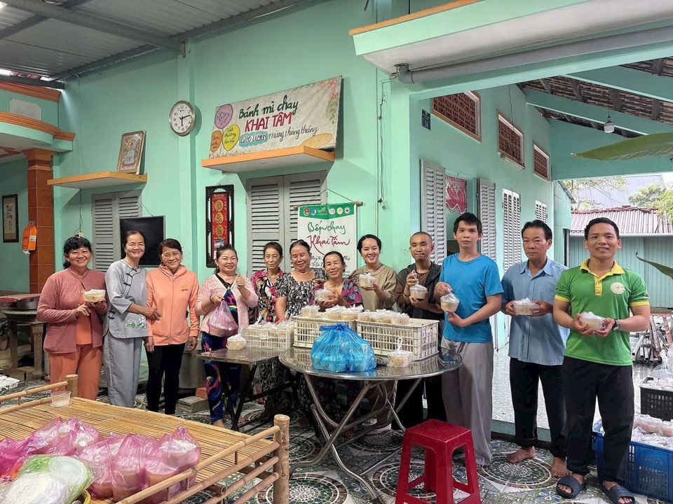 Ảnh hoạt động chuẩn bị suất ăn tại VP Câu lạc bộ Thiện nguyện Cỏ Bốn Lá (Đầu năm 2025, dời Bếp về văn phòng câu lạc bộ và sửa lại tên Bếp từ chữ "Ăn" thành "Chay", gọi là BẾP CHAY KHAI TÂM điểm Long An cũ nay sát nhập thành Tây Ninh)