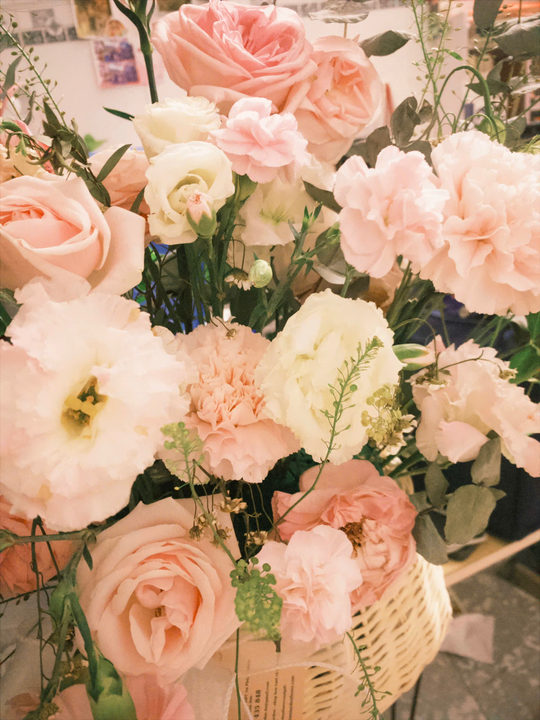 <i>Em thích được tặng hoa bất ngờ lắmmmm</i>