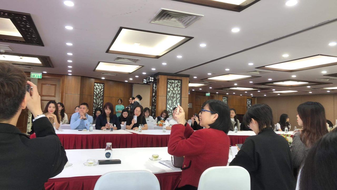 Ban lãnh đạo công ty cùng giảng viên và toàn thể sinh viên hân hoan trong buổi gặp mặt