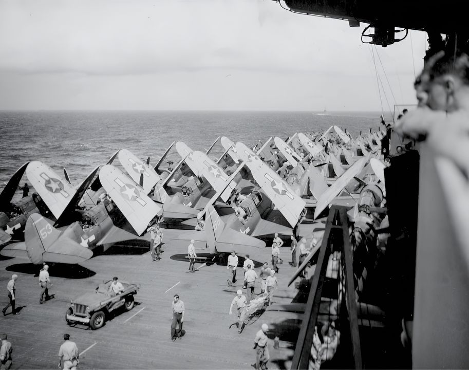 Tháng 9 năm 1944, Lực lượng Đặc nhiệm 38 gồm 6 tàu sân bay hạm đội lớp Essex, mỗi tàu mang theo hơn 100 máy bay, tạo nên một lực lượng tấn công cực kỳ mạnh, có khả năng vươn hoạt động khắp Thái Bình Dương gần như không gặp sự cản trở nào. Trong bức ảnh này, các máy bay Helldiver của phi đội VB-15 chen kín boong tàu USS Essex, được chụp vào một tháng sau các đợt không kích vào Philippine trong tháng 9. (80G-258185, RG80, NARA)