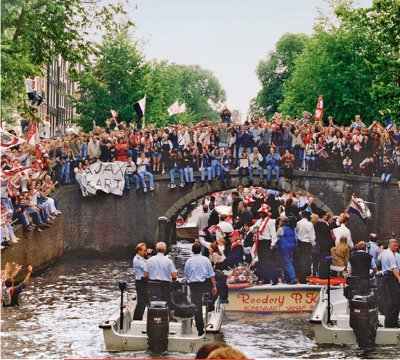 Các cuộc diễu hành chiến thắng ở Amsterdam không diễn ra trên xe buýt, mà là trên thuyền dọc theo sông Keizersgracht.