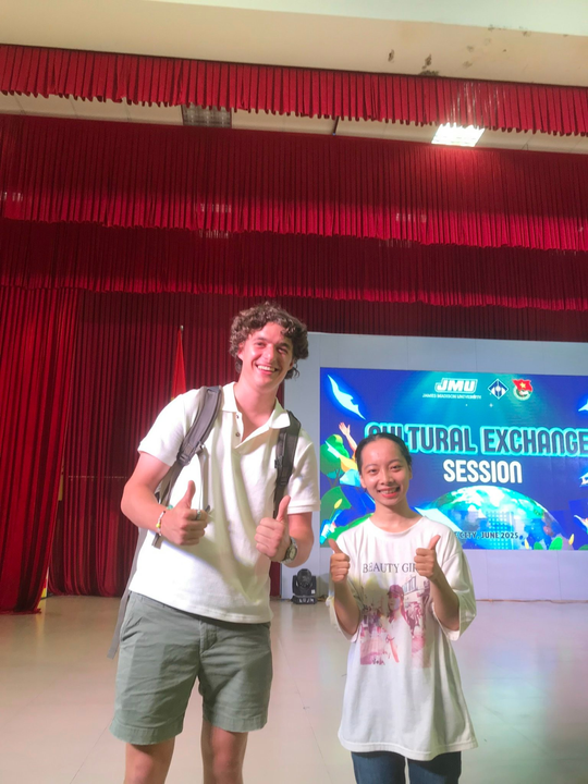 Mình đòi chụp ảnh với Tây, nhưng cuối cùng chụp với anh Tây cao Tall. Nhả vía cao thêm tí nữa🎉🎉🎉