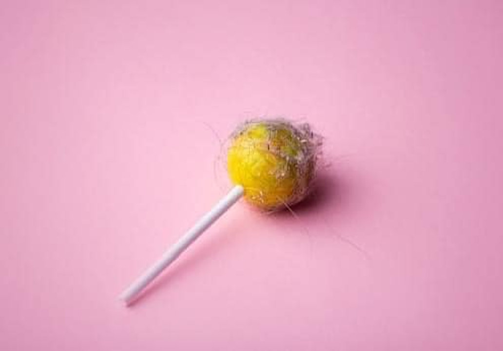 Maybe đấy là cảm giác của người có chiếc kẹo ngọt khi bị rơi bẩn, và có người muốn lấy nó khỏi tay bạn và vứt nó vào sọt rác. 