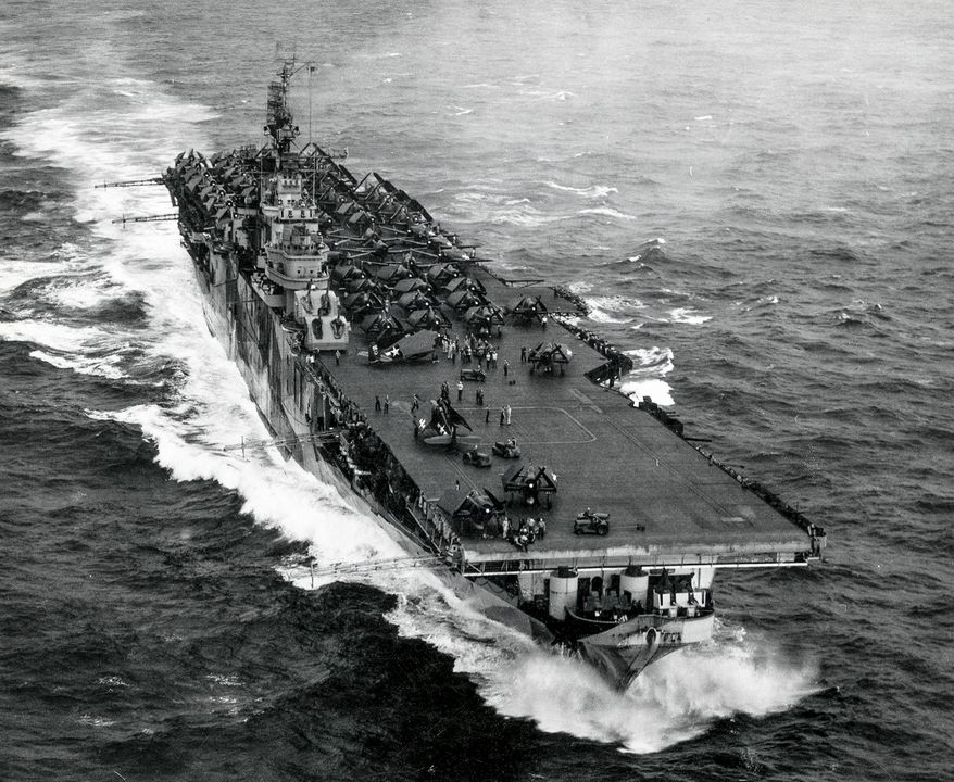 USS Essex (CV-9) vào tháng 5 năm 1945, với phần lớn Không đoàn tàu sân bay 83 tập trung trên sàn bay. Thông lệ của Hải quân Mỹ là bố trí máy bay cả trong boong chứa máy bay lẫn trên sàn bay (cách sắp xếp này được gọi là bãi đỗ boong tàu - deck park) cho phép mang theo số lượng lớn máy bay, chủ yếu là các máy bay Hellcat, Avenger và Helldiver như được thấy trong ảnh. Các loại máy bay này đã tiến hành những đòn tấn công mang tính hủy diệt nhằm vào các đơn vị hải quân mặt nước của Nhật Bản trong giai đoạn 1944–1945. (Real War Photos)
