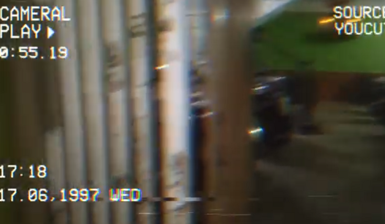 Chỗ để xe sau cánh cổng. Hướng nhìn từ ngoài vào trong.