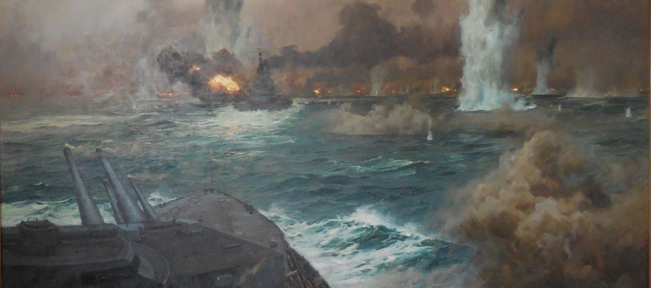 SMS Markgraf, Grosser Kurfurst và SMS Konig gần như bị lạc trong khung cảnh hỗn loạn của trận đấu pháo hai bên. Trong tranh có thể thấy Markgraf đã bắn một loạt đạn từ các tháp pháo phía trước của nó. Các nòng pháo vẫn còn khói khi khói lan ra khỏi nòng pháo. (Claus Bergen)