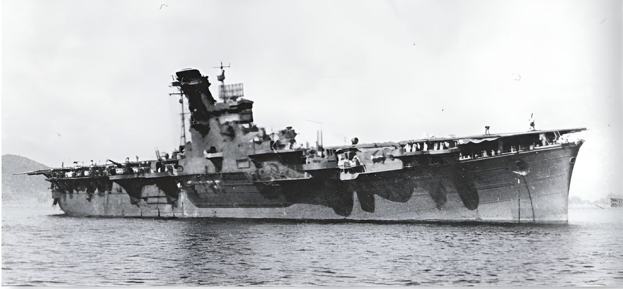 Junyo, chụp tại Kure khi tiếp nhiên liệu ngày 3 tháng 5 năm 1944. Lưu ý đảo chỉ huy lớn và ống khói nghiêng. Cũng dễ nhận thấy là kiểu dáng thân tàu dạng tàu chở khách, hé lộ nguồn gốc của nó từng là một tàu chở khách. Dù có nhiều hạn chế, Junyo và tàu chị em Hiyo vẫn là bổ sung giá trị cho hạm đội tàu sân bay của Nhật. (Yamato Museum)