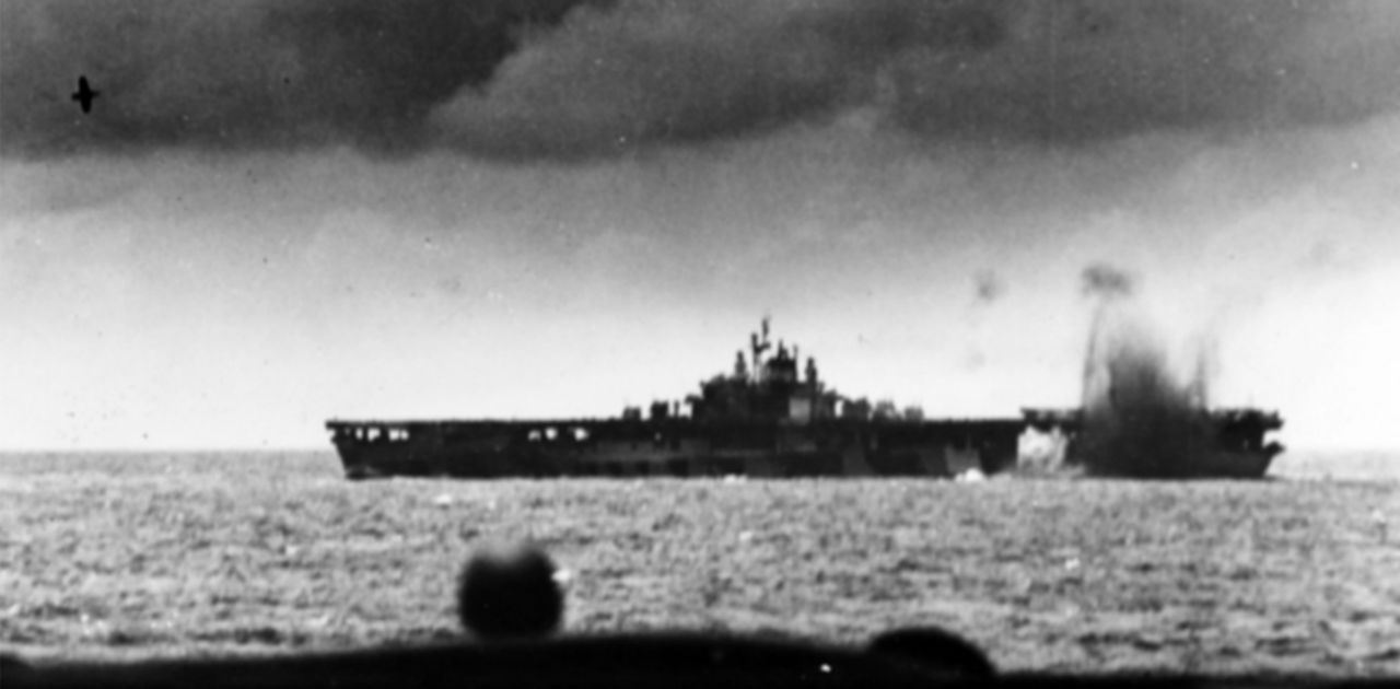 Tàu sân bay lớp Essex USS Bunker Hill (CV-17) bị tấn công vào ngày 19 tháng 6 năm 1944 bởi một số máy bay ném bom bổ nhào D4Y trong đợt không kích thứ hai của Hải quân Đế quốc Nhật Bản tại Trận chiến Biển Philippines. Thiệt hại duy nhất do máy bay Nhật gây ra là từ một quả bom gần trúng, gây hư hại nhẹ và làm ba thủy thủ thiệt mạng. Chiếc máy bay vừa thả bom có thể thấy ở bên trái, mất phần đuôi, và đang lao xuống nước. (NHHC)