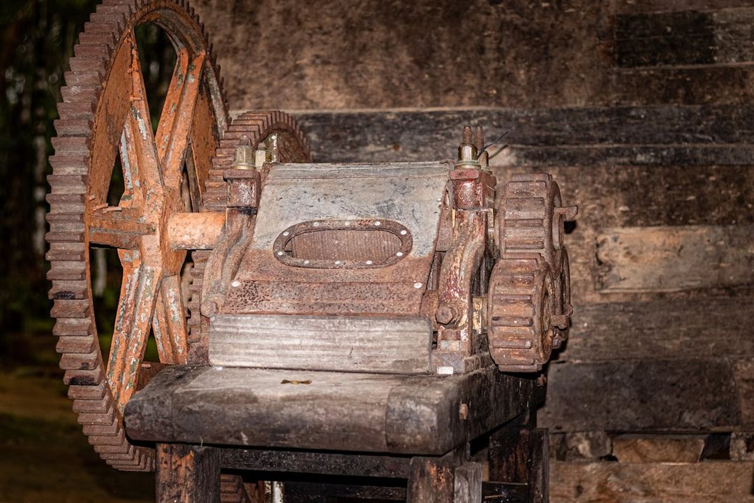 Chỉ thấy máy móc trong ‘xưởng’ đều đã cũ, thấy rõ từng mảng rỉ sét và nhựa mục bao quanh những bảng điện tử nhạt màu.