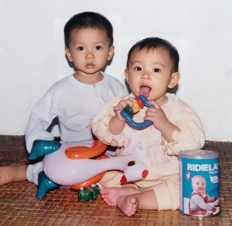 Nó cùng cô em họ cute