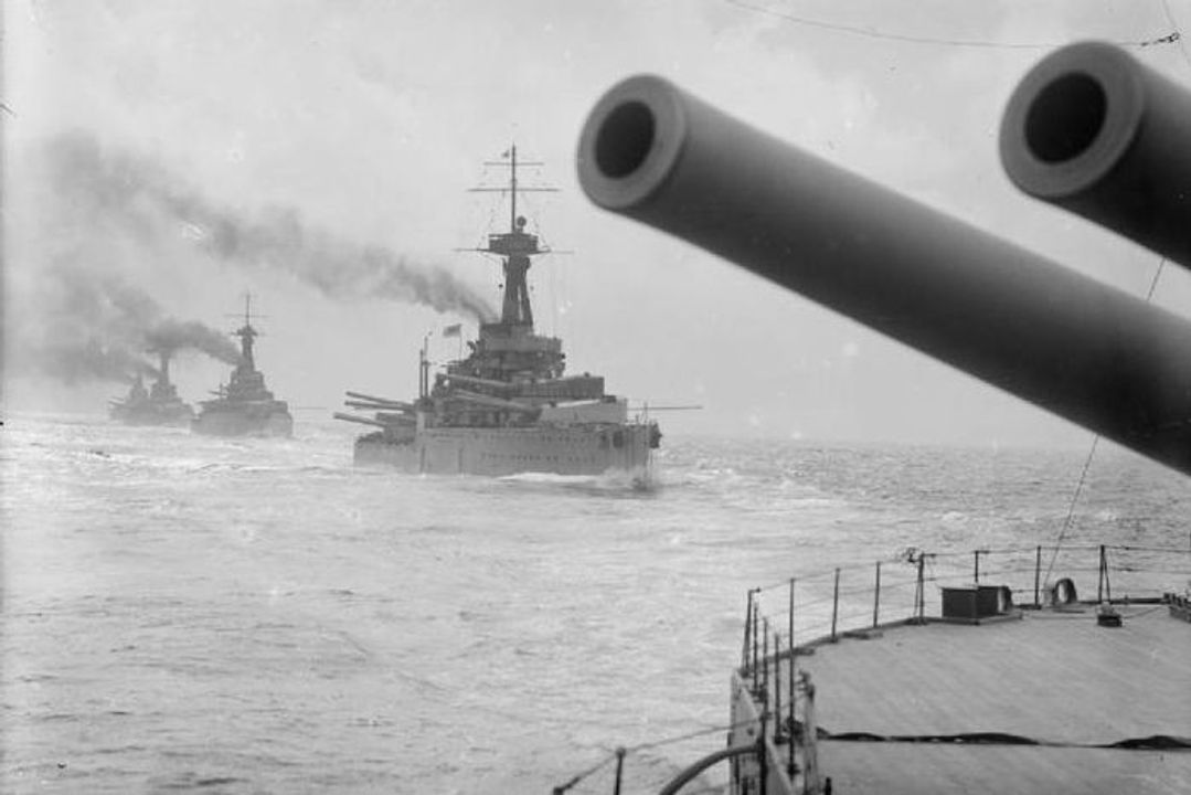 HMS Orion , soái hạm của Hải đoàn Thiết giáp hạm số 2, chỉ huy HMS Monarch , Conqueror và Thunderer vào năm 1918, được chụp từ HMS Queen Elizabeth .