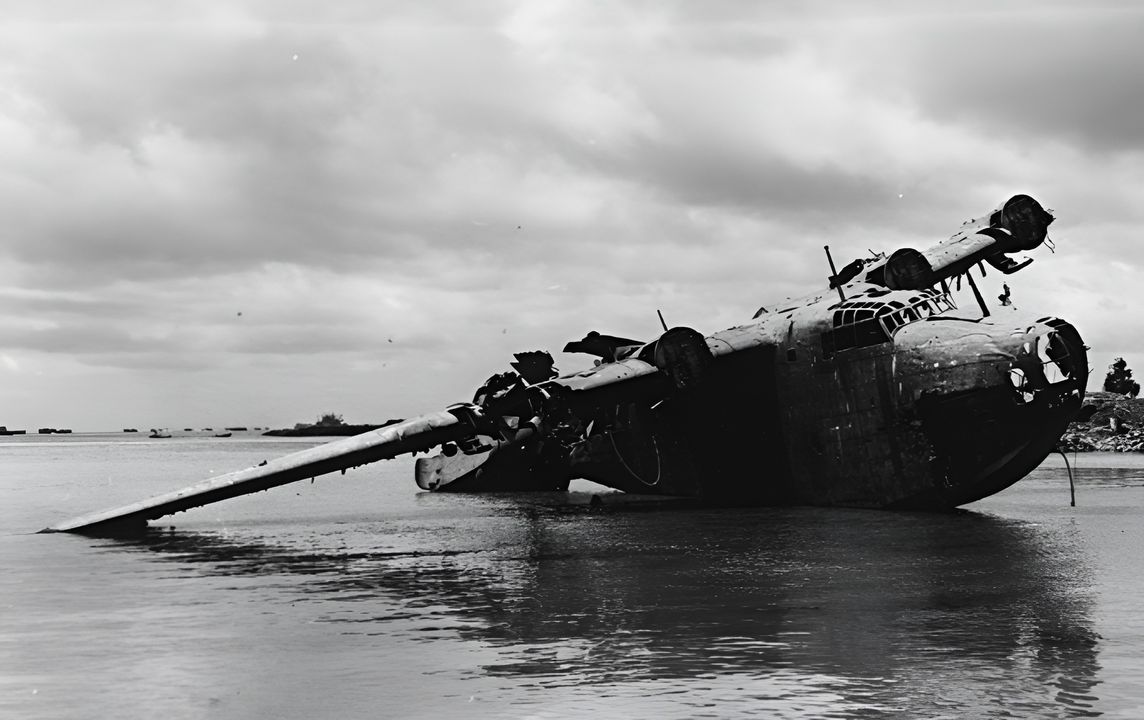 Chiếc H8K1 này, được phát hiện trong đầm phá tại đảo Butaritari sau khi chiếm được quần đảo Makin vào tháng 11 năm 1943, đã cung cấp cho Tình báo Hải quân Mỹ những thông tin đầu tiên về đặc tính và hiệu năng của “Emily.” Phát hiện này diễn ra chỉ ít lâu trước cuộc chạm trán đầu tiên giữa PB4Y và thuyền bay Type 2 (H8K) vào ngày 1 tháng 12 năm 1943. (80G-307463, RG80, NARA)