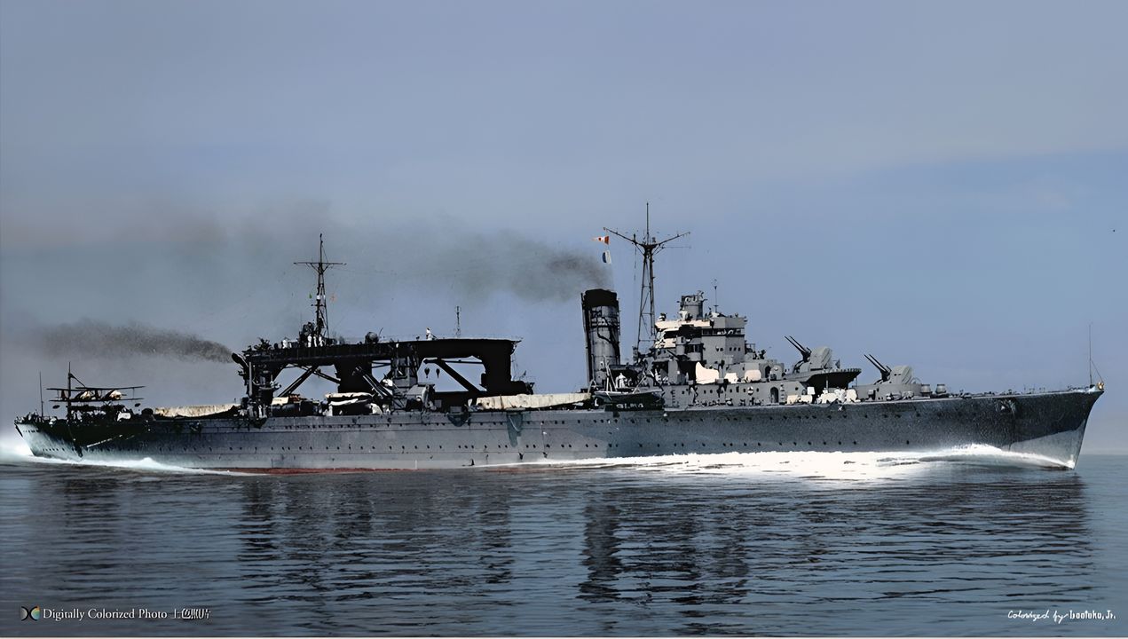 Choose ở diện mạo là một tàu chở thủy phi cơ đang chạy ở ngoài khơi Mũi Sata vào ngày 18 tháng 5 năm 1938.  (Ảnh được tô màu bởi irootoko jr)