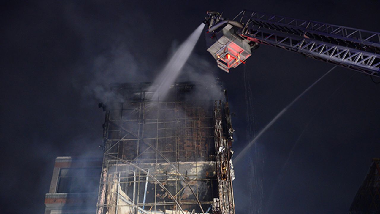 <i>Lực lượng PCCC đang phun nước vào lầu 4 Karaoke Tyty - </i><i>Ảnh: Toàn Thắng</i>