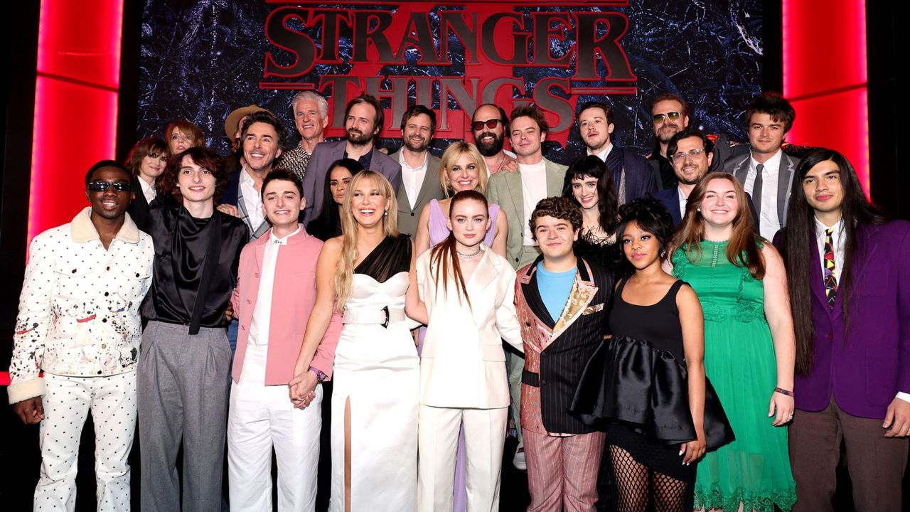<i>Các dàn diễn viên trong Stranger Things mùa 4.</i>