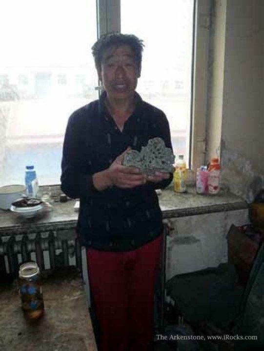 Một người thợ mỏ chào bán một mẫu vật có khối bát diện màu xanh lam lục và stilbite màu trắng. Ảnh Jiangbin.