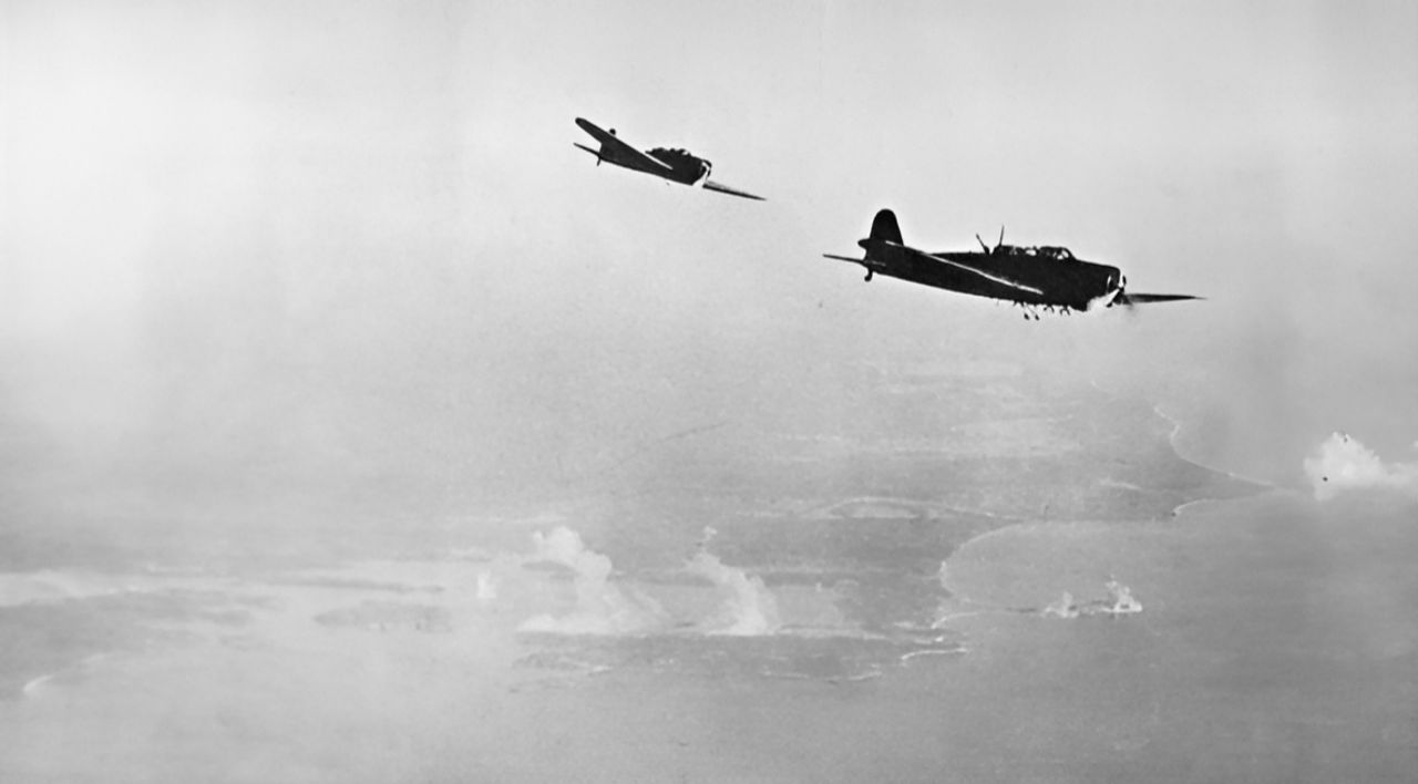 Máy bay cường kích B5N2 trở về Kido Butai sau cuộc tập kích Trincomalee (Ceylon) ngày 9 tháng 4 năm 1942. Nhìn đằng xa có thể thấy cột khói từ những máy bay Nhật oanh tạc trước đó.