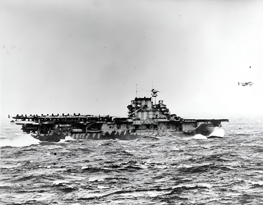 USS Hornet (CV-8) phóng máy bay ném bom B-25 của Không lực Lục quân, vào đầu cuộc không kích đầu tiên của Hoa Kỳ vào các đảo chính quốc Nhật Bản, ngày 18 tháng 4 năm 1942. (NHHC)