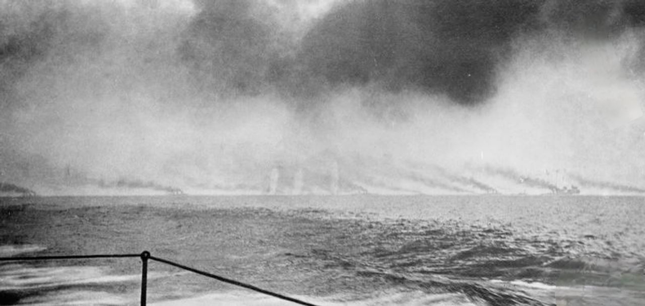 Trong bức ảnh này, chụp từ tàu tuần dương hạng nhẹ Birmingham vào khoảng 16 giờ, có thể thấy Hạm đội thiết giáp tuần dương Anh đang giao chiến với hạm đội của Đức, với soái hạm Lion dẫn đầu các tàu Princess Royal, Queen Mary, Tiger, New Zealand và Indefatigable. Các quả đạn pháo Đức đang nổ xung quanh đội hình của Anh. Các tàu của Hipper không xuất hiện trong ảnh vì chúng đang ở xa, vượt ra ngoài đường bắn của phía Anh. (IWM Q 20889)