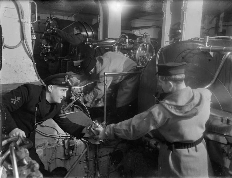 Bên trong tháp pháo của một thiết giáp hạm lớp Nelson. Ở đây, thủy thủ đoàn đang thực hiện các kiểm tra bảo trì định kỳ. Trong chiến đấu, các đội pháo thủ sẽ đeo mũ trùm đầu và găng tay chống cháy. Do trọng lượng của đạn pháo và liều phóng, việc nạp và bắn các khẩu pháo 16 inch này được tự động hóa rất nhiều.