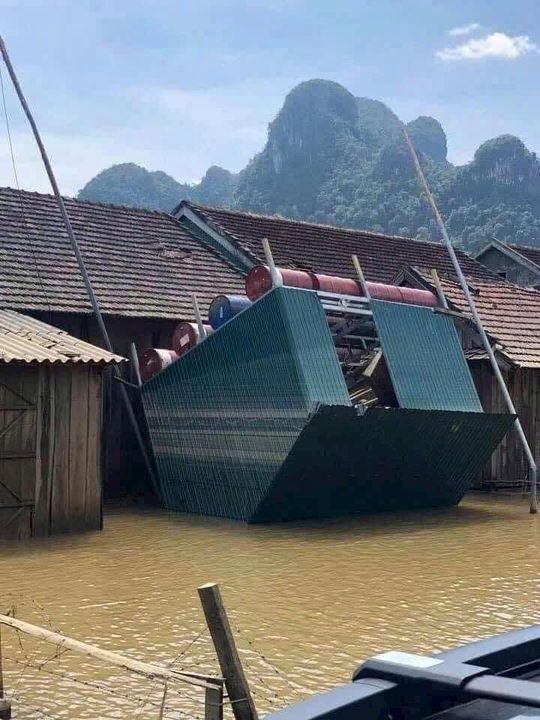 (một căn nhà chống lũ “không gắn biển” - không xác định được do dân tự làm hay được hỗ trợ xây cất - bị lật chổng vó)
