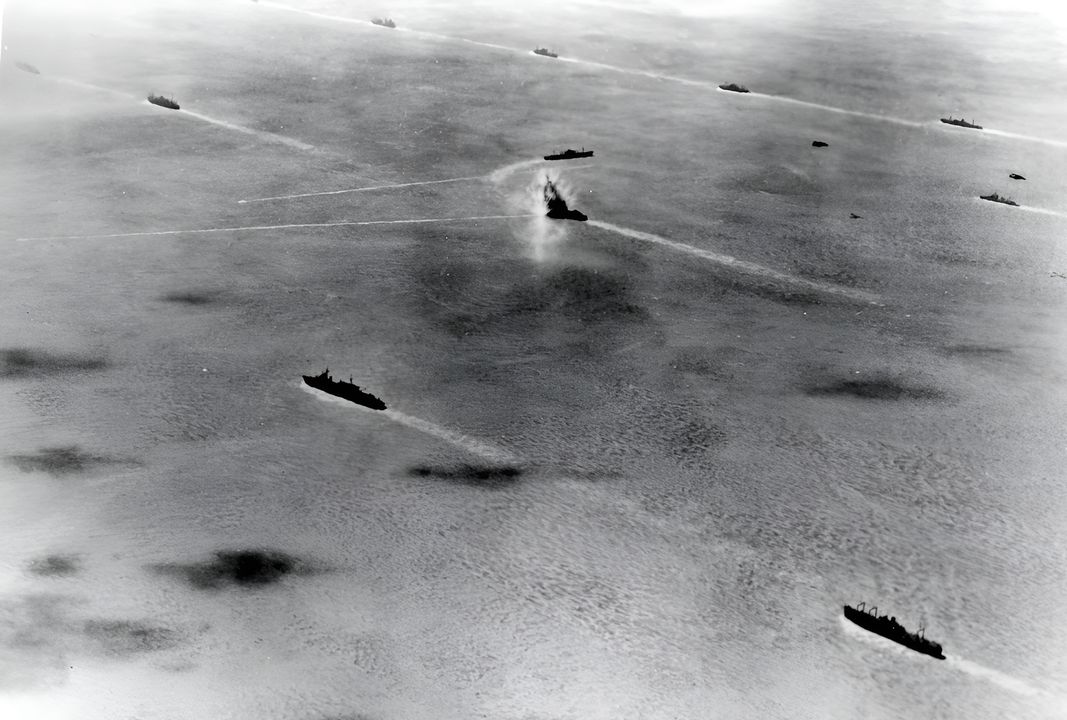 Mô hình thu nhỏ của Norman Bel Geddes, mô tả cuộc tấn công bằng ngư lôi dưới ánh trăng của bốn máy bay ném bom tuần tra PBY-5A vào Lực lượng Xâm lược Midway của Nhật Bản trong đêm ngày 3 - 4 tháng 6 năm 1942. Tàu chở dầu Akebono Maru bị trúng ngư lôi từ chiếc máy bay có Richards. Tuy con tàu bị kích nổ kho đạn, giết chết 10 người và làm bị thương 13 thủy thủ nhưng con tàu vẫn có thể tiếp tục nhiệm vụ. (NHHC)