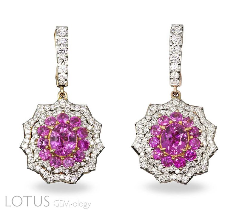 Hình 1. Đôi bông tai sapphire màu hồng là chủ đề của bài viết này. Trong khi viên đá bên trái có bằng chứng rõ ràng về quá trình xử lý nhiệt thì chiếc bông tai bên phải thì không. Kết quả là chúng tôi đã yêu cầu khách hàng tháo đá ra. Ảnh: Wimon Manorotkul; khuyên tai của VPGemstones Co., Ltd., Bangkok